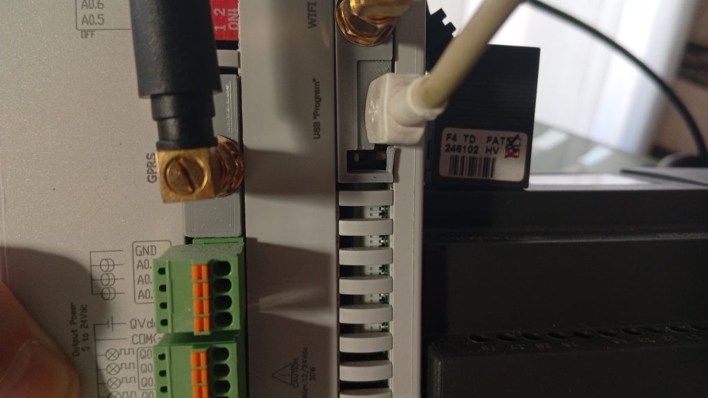 La causa real: un interruptor físico, no el auto-reset por USB